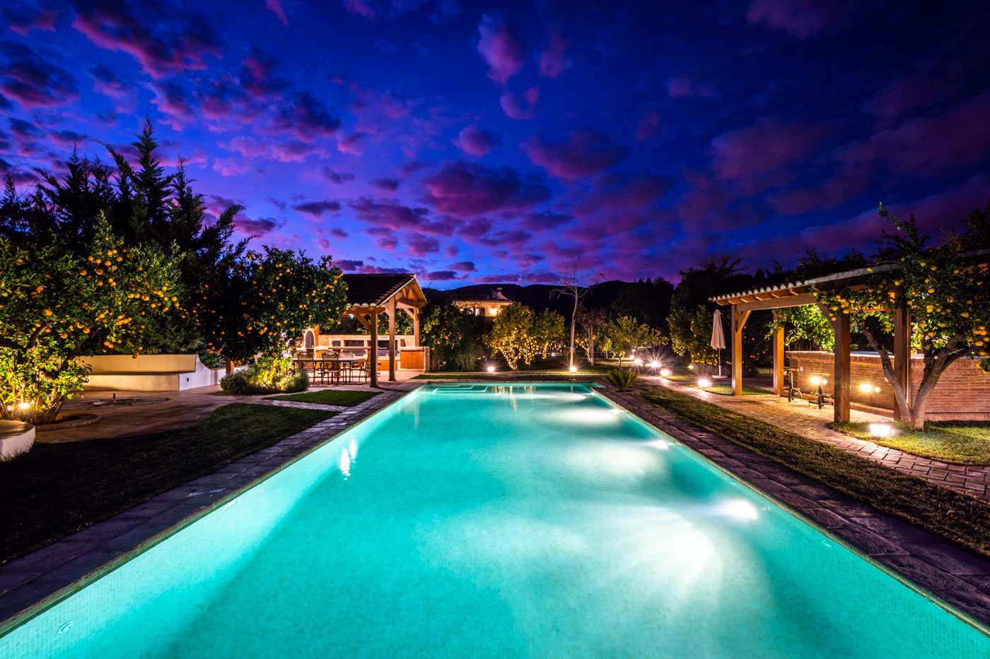 Piscina de 16 metros de largo, zona de barbacoa y bar en la piscina